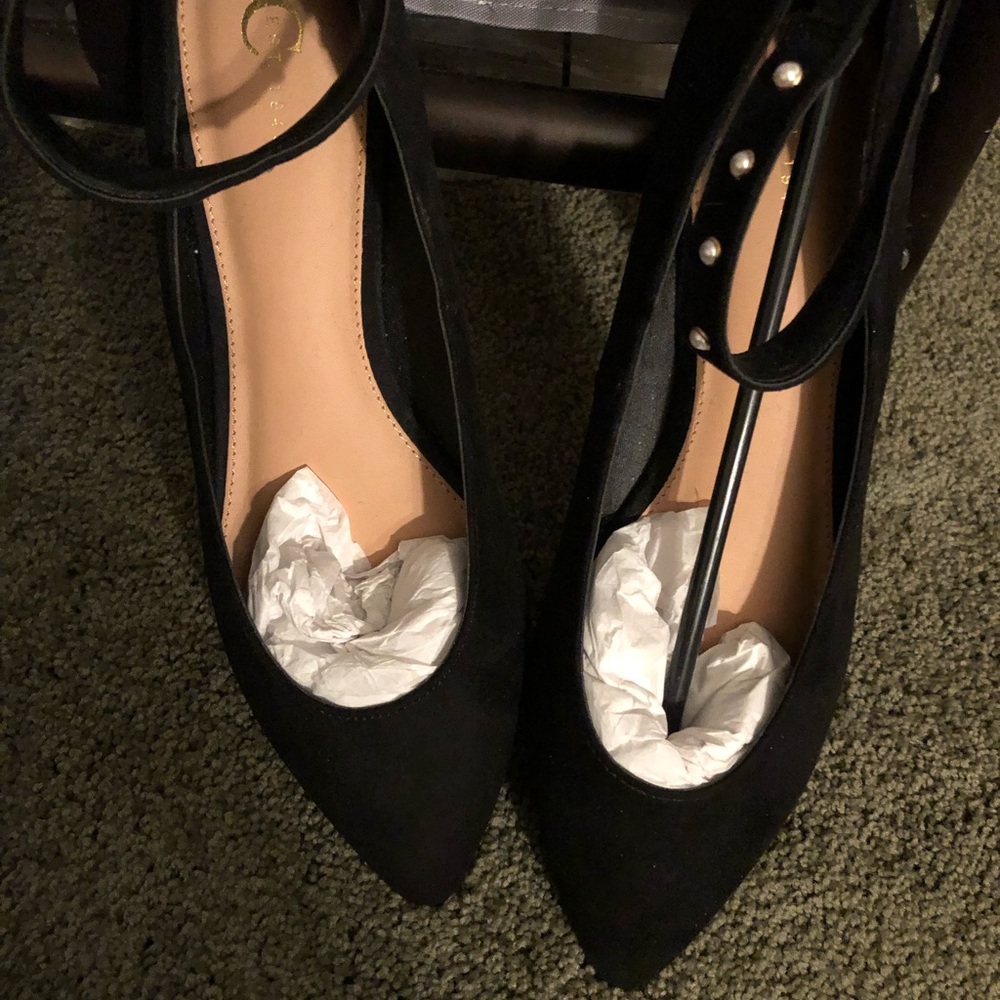 NWT faux velvet flats - Picture 3 of 4